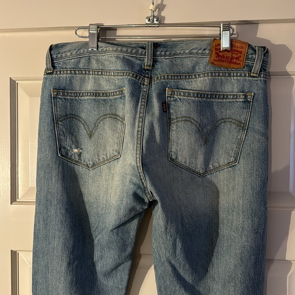 Levi’s Boyfriend Skinny Jeans super distressed and lightweight! - Picture 5 of 6